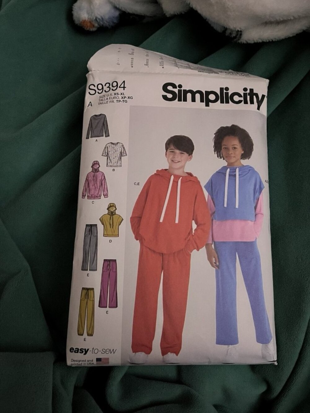 Simplicity pattern S9394 Boys/girls oversized knit hoodies, pants and tops XS-XL